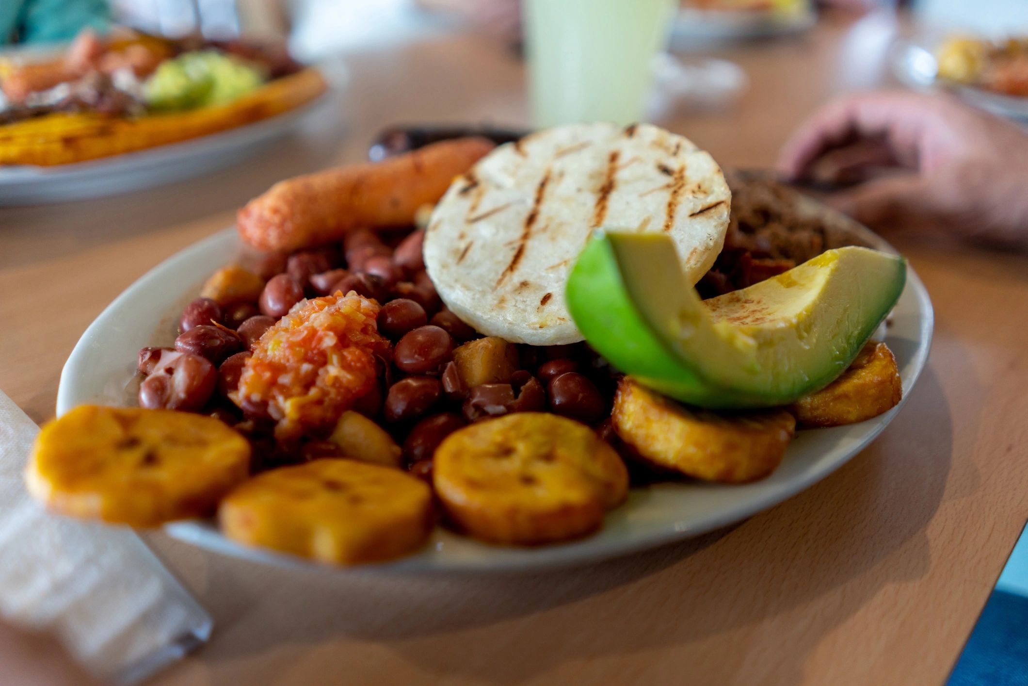 Plato colombiano servido en mesa, ideal para representar un plato principal