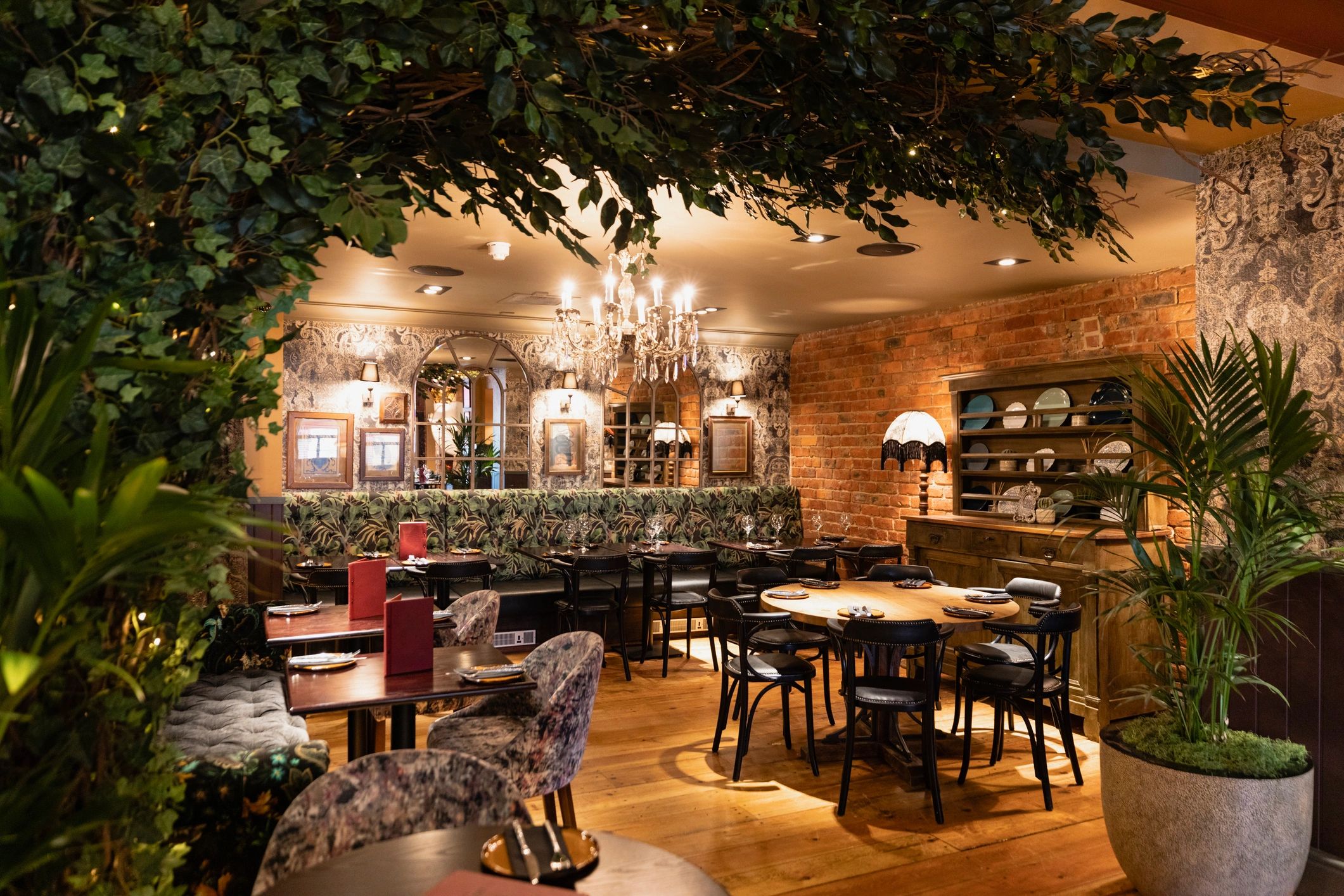 Bar y área de comedor con iluminación cálida