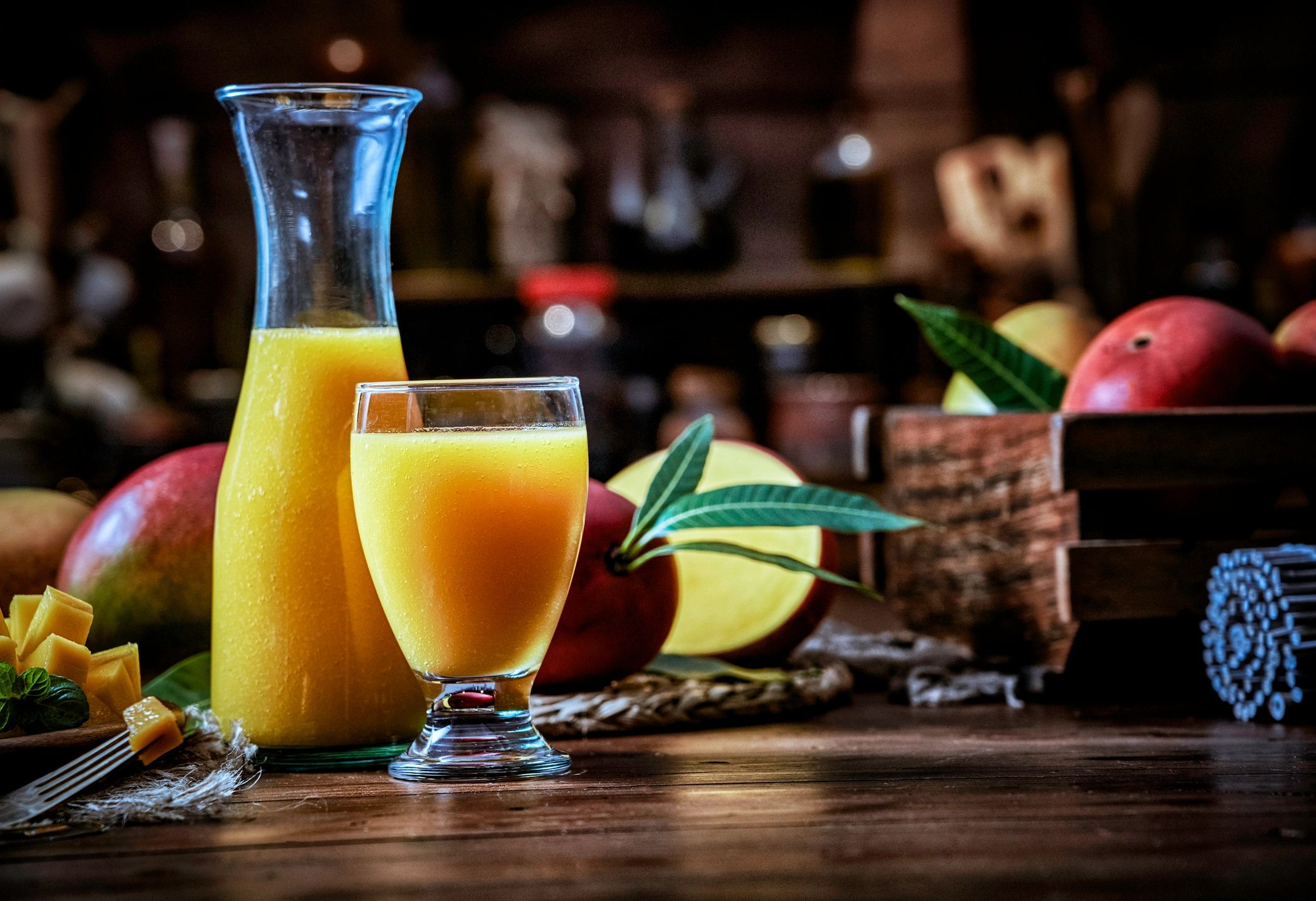 Vaso de jugo tropical tipo smoothie de mango