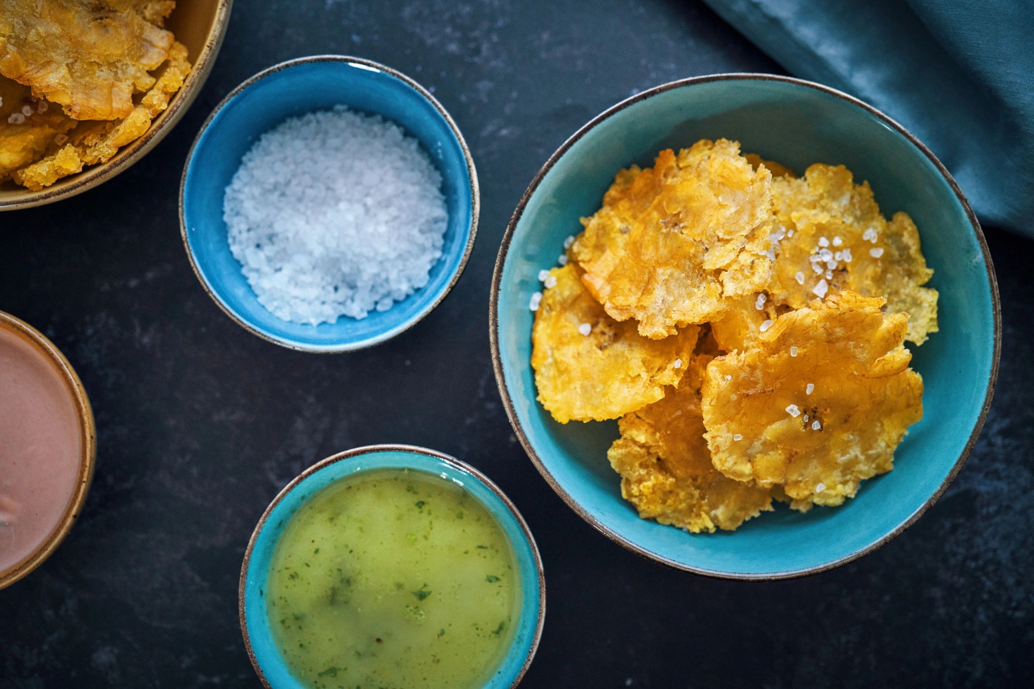 Tostones (patacones) de plátano verde servidos en plato