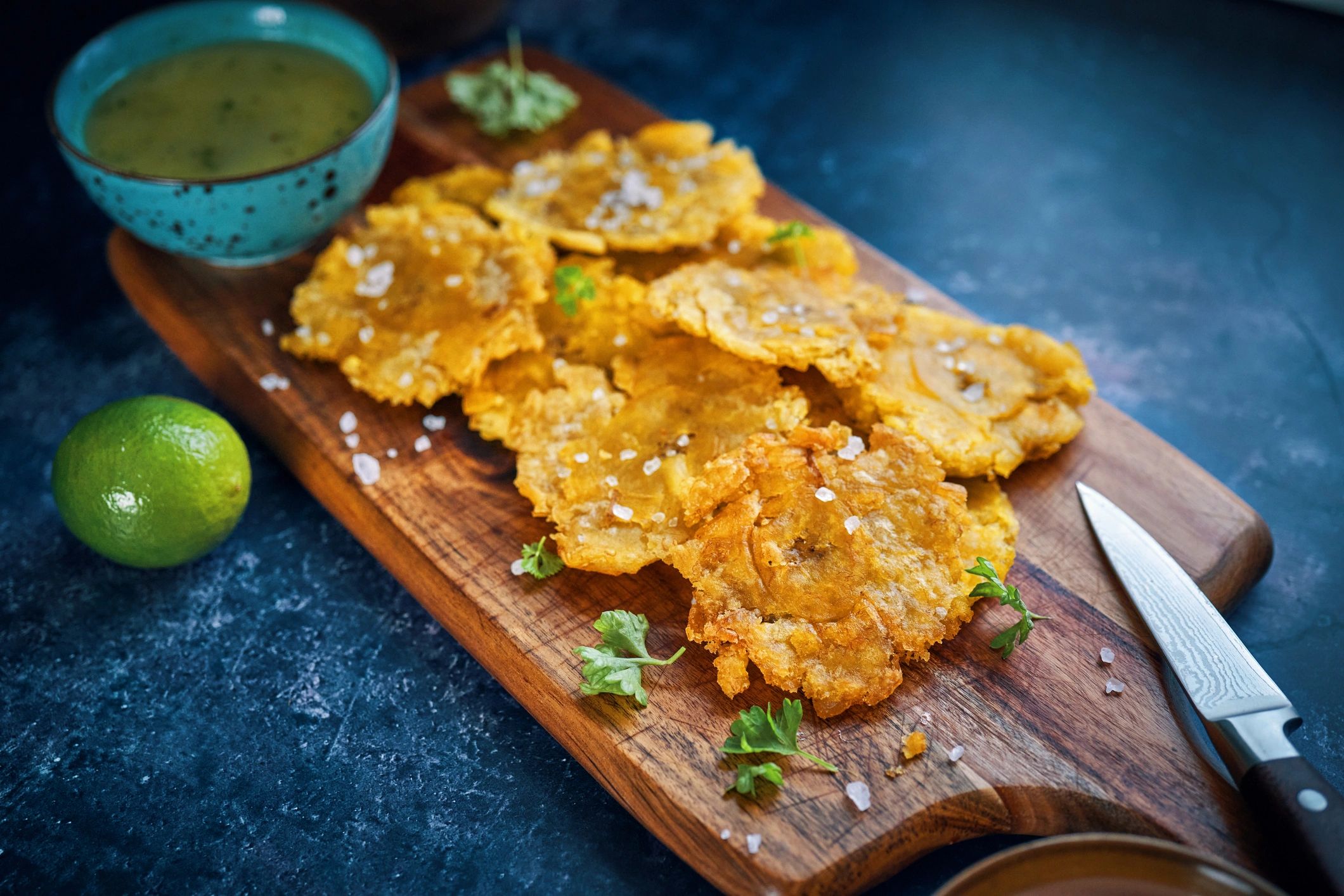 Patacones o tostones de plátano fritos, dorados y crujientes
