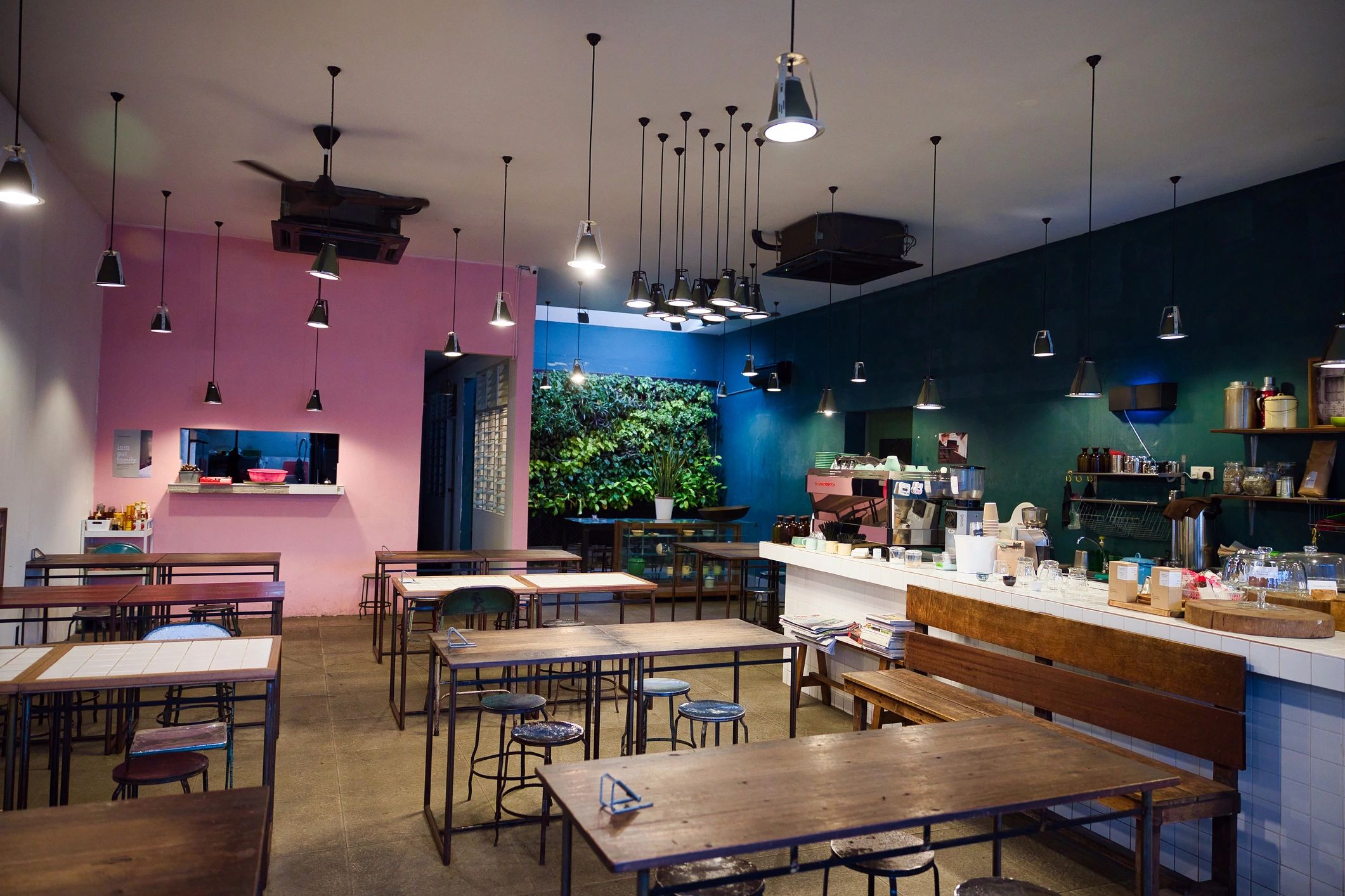 Interior colorido de restaurante con mesas listas para recibir a los comensales