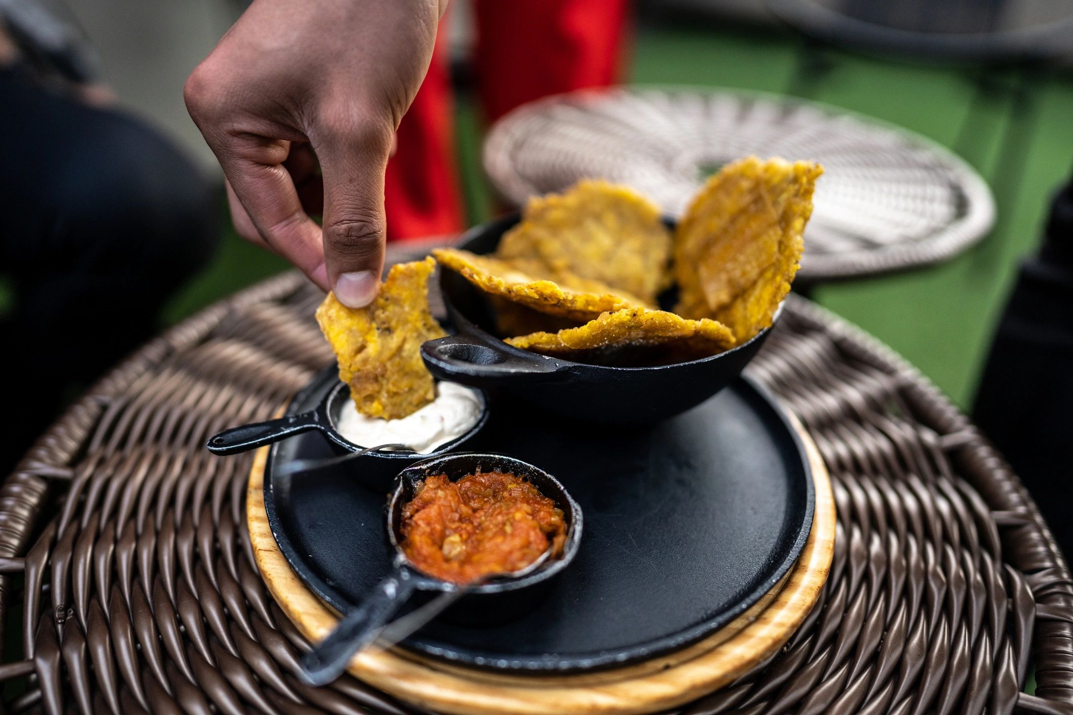 Arepas con salsa en mesa de restaurante
