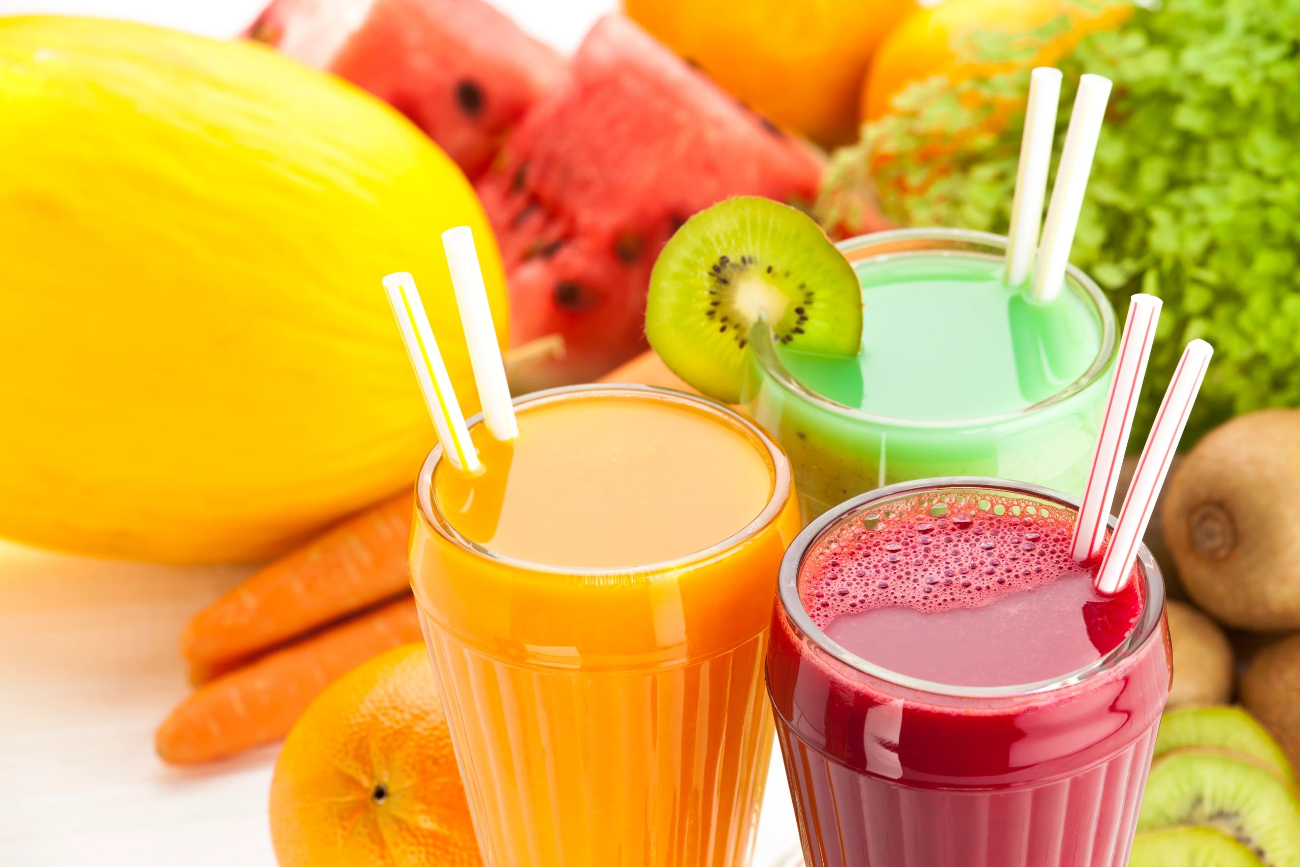 Vasos de jugos de frutas servidos en mesa