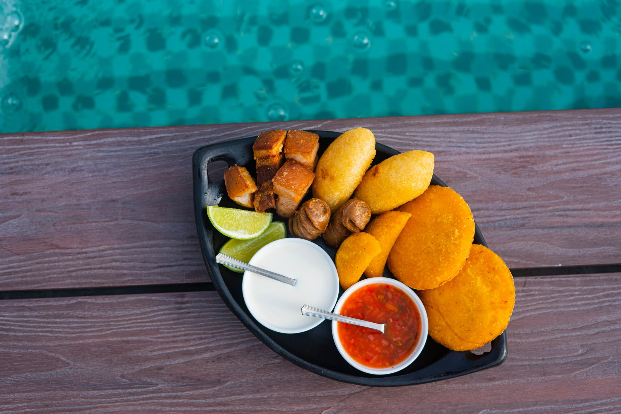 Plato de comida colombiana con acompañamientos tradicionales servido en mesa