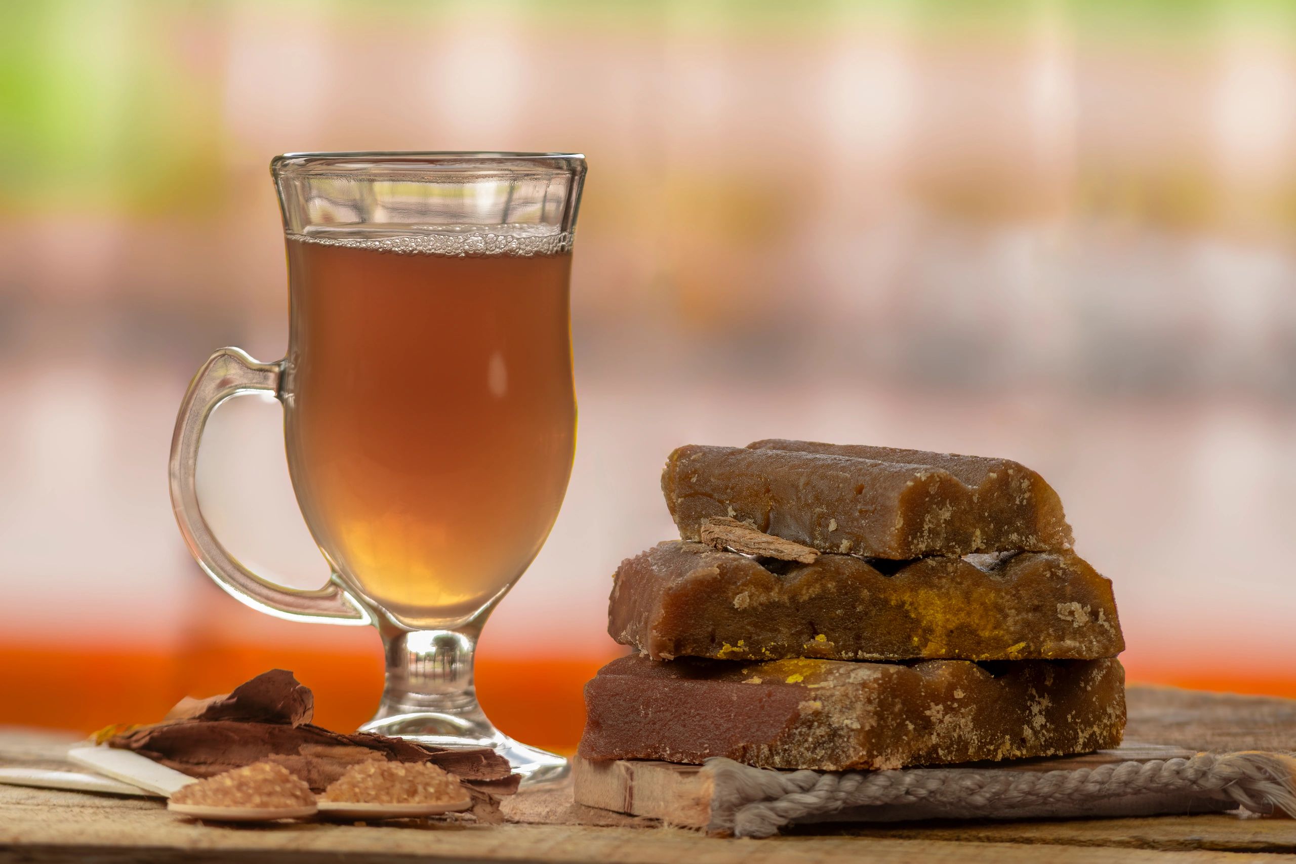 Bebida tradicional colombiana de panela y limón