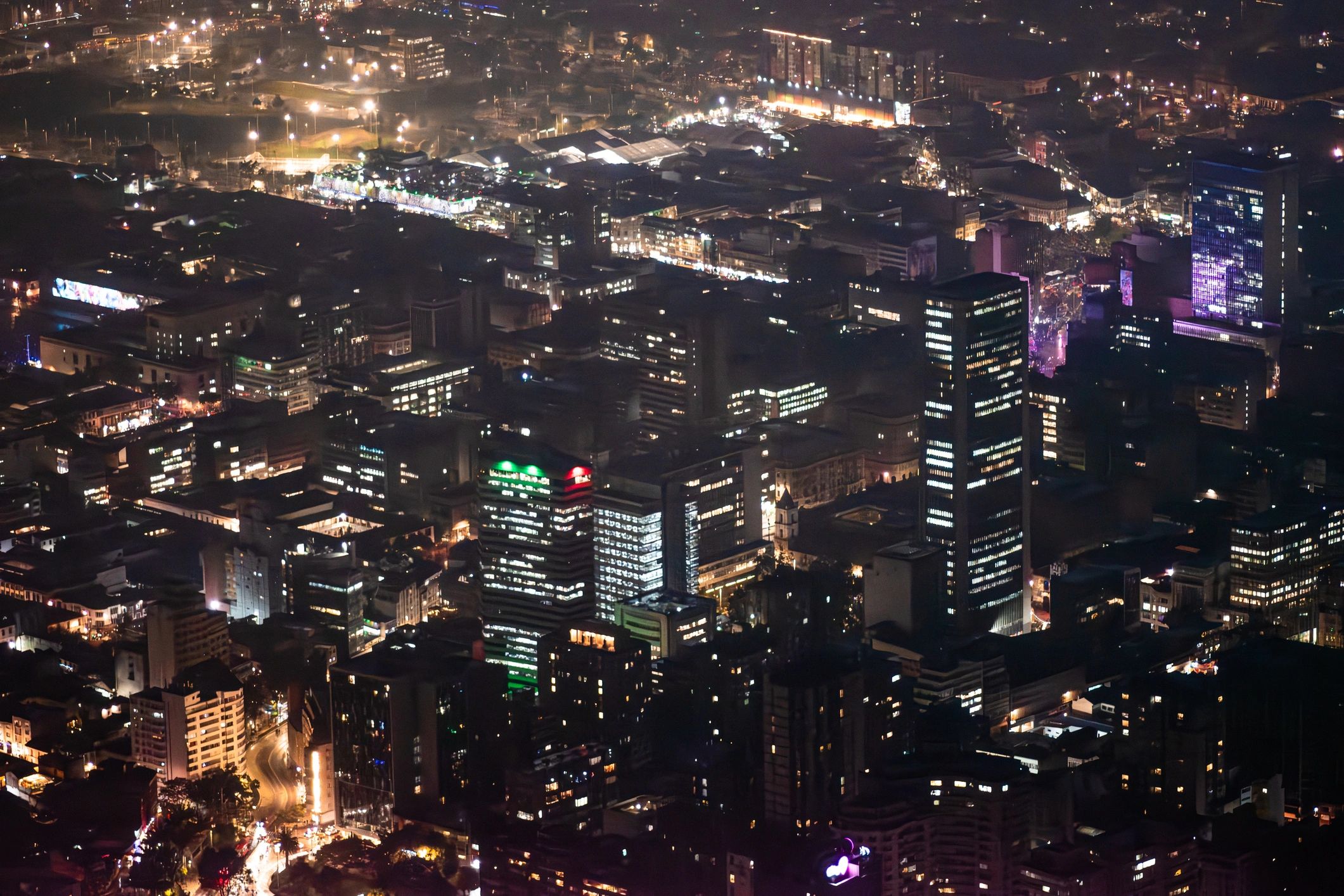Vista nocturna de Bogotá con luces de la ciudad
